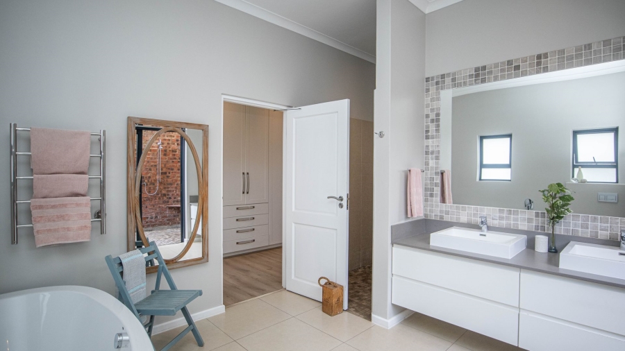 5 Bedroom Property for Sale in The Coves North West